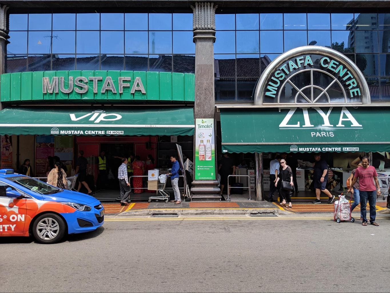 https://mdw-travel-data-us-east-1.s3.amazonaws.com/img/country/Singapore/Mustafa-Centre/img_03.jpg