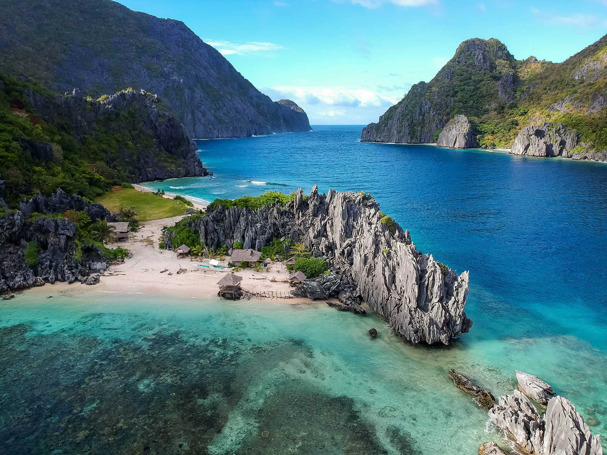 https://mdw-travel-data-us-east-1.s3.amazonaws.com/img/country/Singapore/Palawan-Beach/img_01.jpg