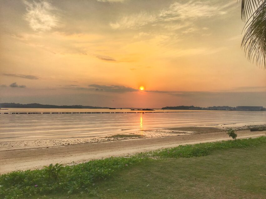 https://mdw-travel-data-us-east-1.s3.amazonaws.com/img/country/Singapore/Pasir-Ris-Beach/img_03.jpg