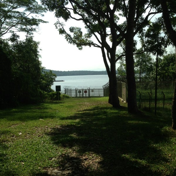 https://mdw-travel-data-us-east-1.s3.amazonaws.com/img/country/Singapore/Sarimbun-Beach/img_03.jpg