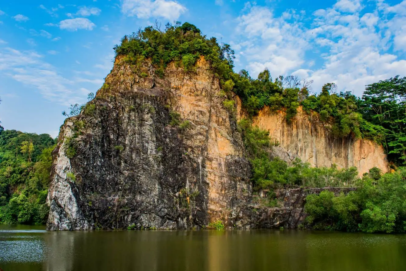 https://mdw-travel-data-us-east-1.s3.amazonaws.com/img/country/Singapore/Singapore-Quarry/img_01.jpg