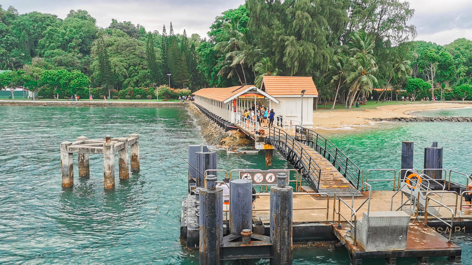 https://mdw-travel-data-us-east-1.s3.amazonaws.com/img/country/Singapore/Sisters-Islands/img_01.jpg