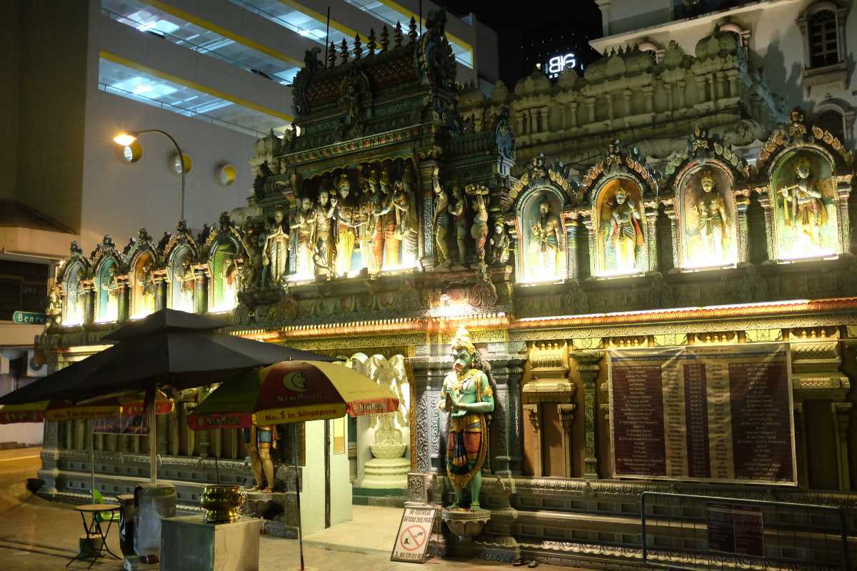https://mdw-travel-data-us-east-1.s3.amazonaws.com/img/country/Singapore/Sri-Krishnan-Temple/img_01.jpg