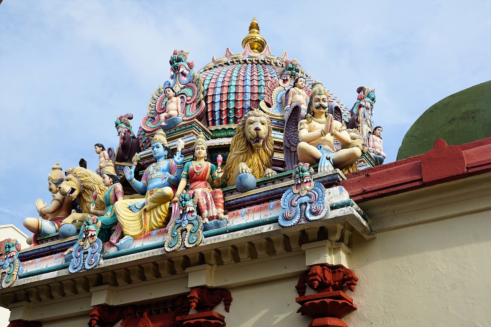 https://mdw-travel-data-us-east-1.s3.amazonaws.com/img/country/Singapore/Sri-Mariamman-Temple/img_02.jpg