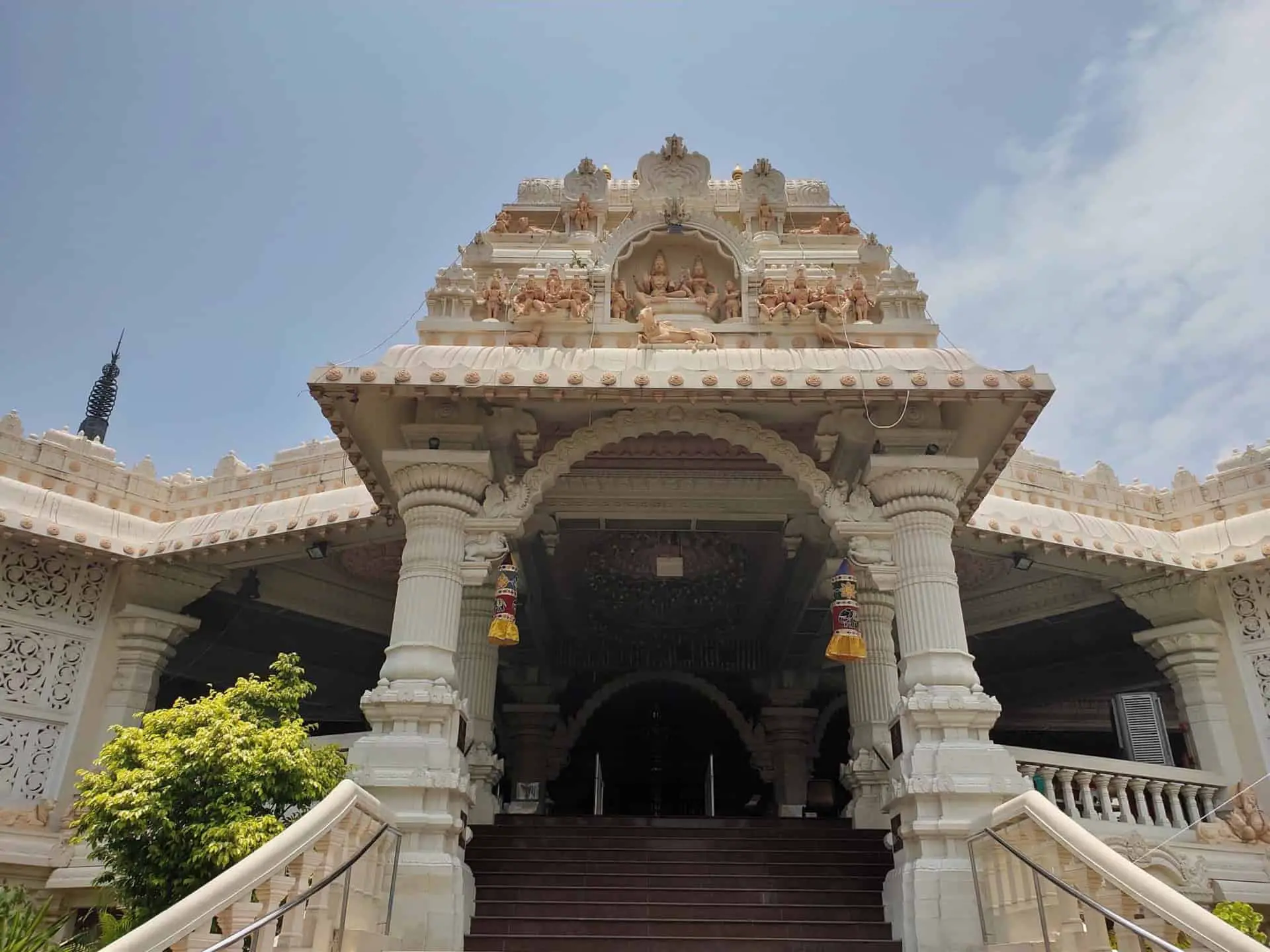 https://mdw-travel-data-us-east-1.s3.amazonaws.com/img/country/Singapore/Sri-Sivan-Temple/img_01.jpg