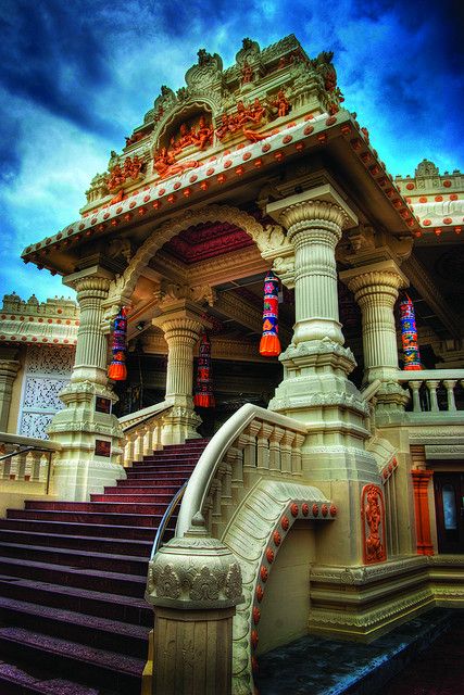 https://mdw-travel-data-us-east-1.s3.amazonaws.com/img/country/Singapore/Sri-Sivan-Temple/img_02.jpg