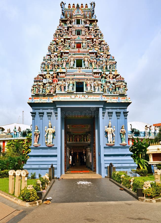 https://mdw-travel-data-us-east-1.s3.amazonaws.com/img/country/Singapore/Sri-Srinivasa-Perumal-Temple/img_01.jpg