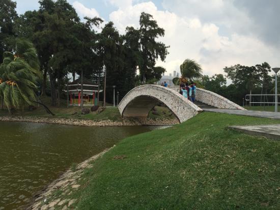 https://mdw-travel-data-us-east-1.s3.amazonaws.com/img/country/Singapore/Woodlands-Town-Garden/img_01.jpg