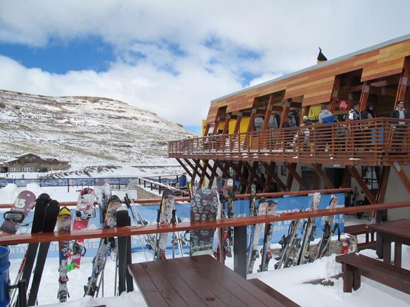https://mdw-travel-data-us-east-1.s3.amazonaws.com/img/country/South-Africa/Afri-Ski/img_01.jpg