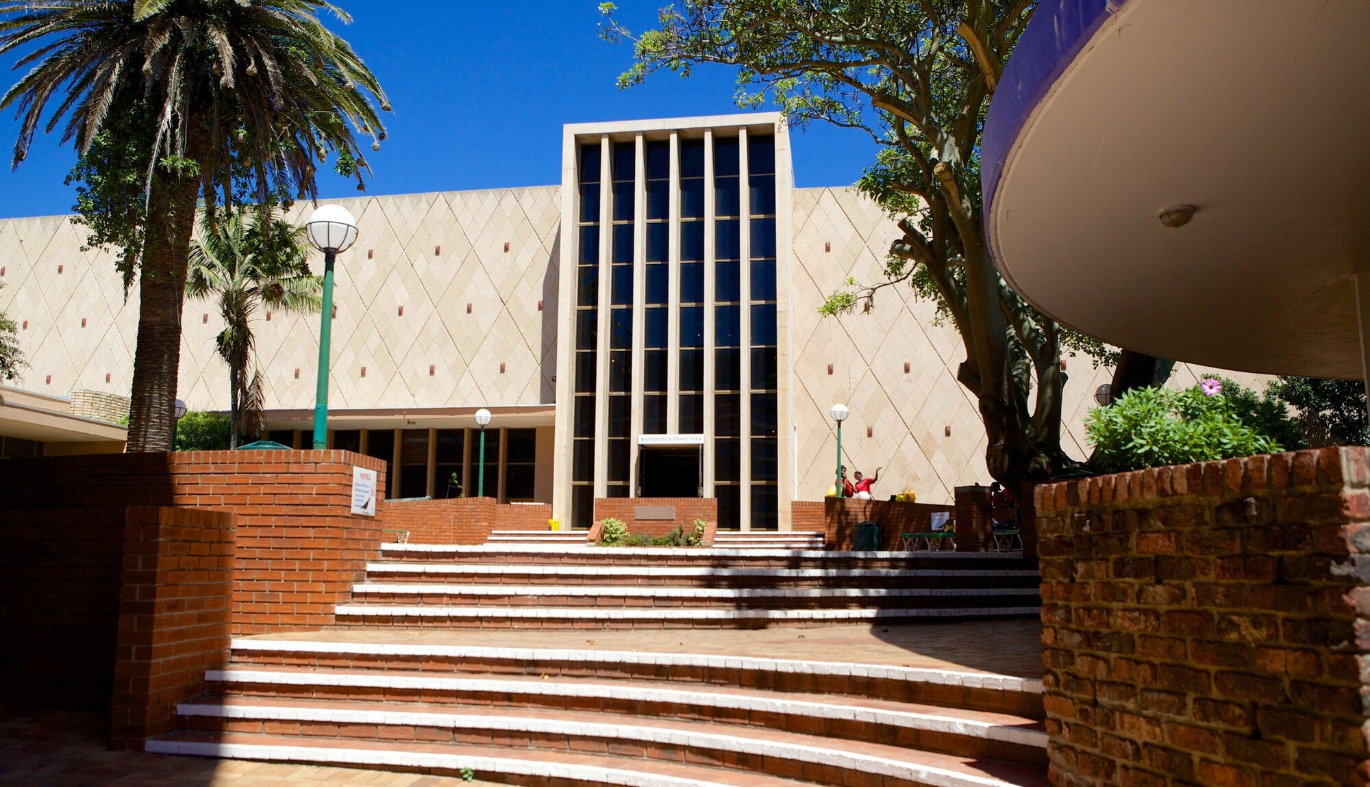 https://mdw-travel-data-us-east-1.s3.amazonaws.com/img/country/South-Africa/Bayworld/img_01.jpg