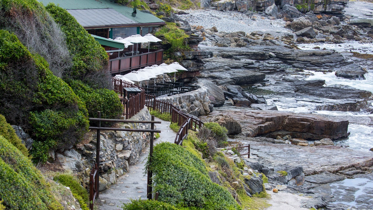 https://mdw-travel-data-us-east-1.s3.amazonaws.com/img/country/South-Africa/Bientangs-Cave-Seafood-Restaurant/img_02.jpg