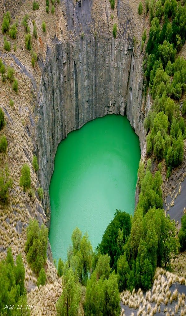 https://mdw-travel-data-us-east-1.s3.amazonaws.com/img/country/South-Africa/Big-Hole/img_00.jpg