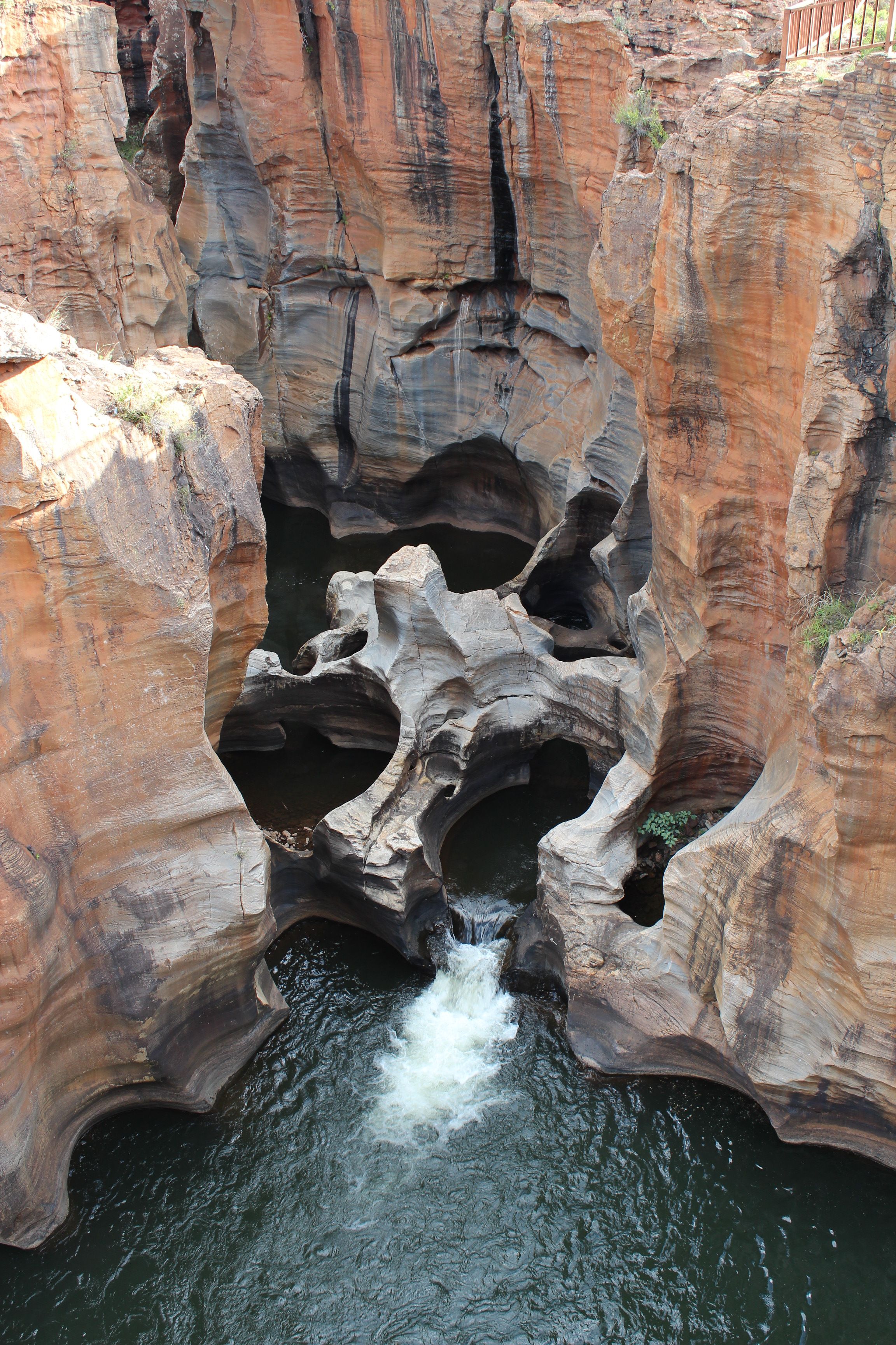 https://mdw-travel-data-us-east-1.s3.amazonaws.com/img/country/South-Africa/Bourkes-Luck-Potholes/img_00.jpg