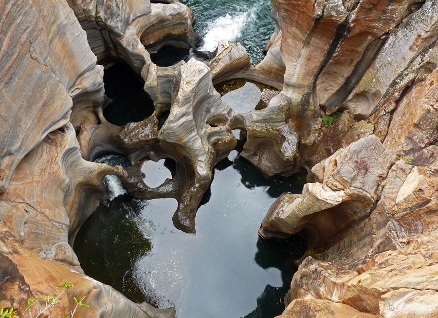 https://mdw-travel-data-us-east-1.s3.amazonaws.com/img/country/South-Africa/Bourkes-Luck-Potholes/img_02.jpg