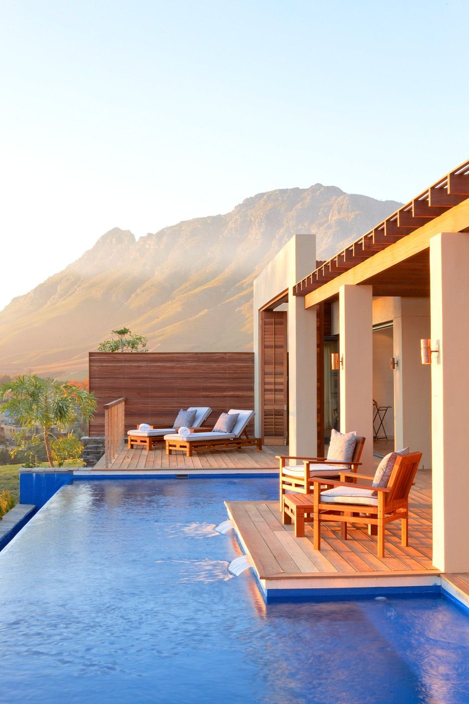 https://mdw-travel-data-us-east-1.s3.amazonaws.com/img/country/South-Africa/Delaire-Graff-Estate/img_03.jpg