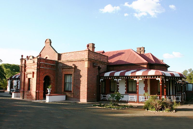 https://mdw-travel-data-us-east-1.s3.amazonaws.com/img/country/South-Africa/Duggan-Cronin-Gallery/img_00.jpg