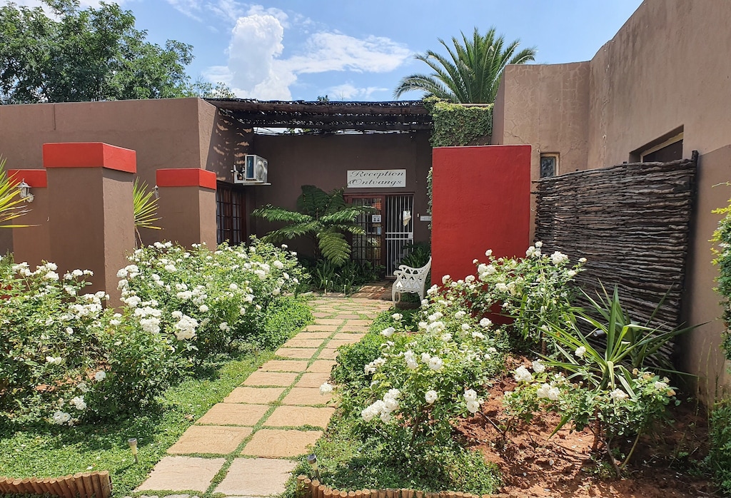 https://mdw-travel-data-us-east-1.s3.amazonaws.com/img/country/South-Africa/Freshford-House-Museum/img_03.jpg