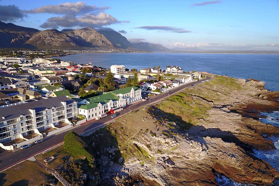 https://mdw-travel-data-us-east-1.s3.amazonaws.com/img/country/South-Africa/Giant-Flag-Hermanus/img_02.jpg