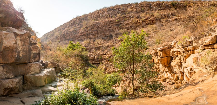 https://mdw-travel-data-us-east-1.s3.amazonaws.com/img/country/South-Africa/Goo-Moremi-Gorge/img_01.jpg