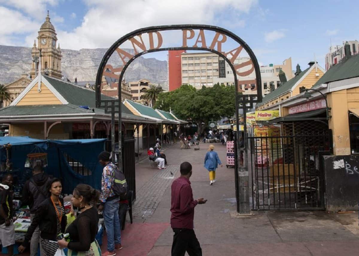 https://mdw-travel-data-us-east-1.s3.amazonaws.com/img/country/South-Africa/Grand-Parade-Square/img_03.jpg