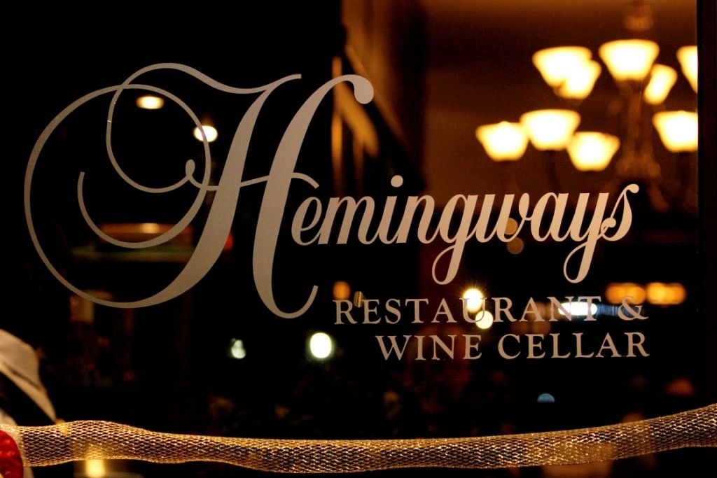 https://mdw-travel-data-us-east-1.s3.amazonaws.com/img/country/South-Africa/Hemingways-Restaurant-and-Wine-Cellar/img_02.jpg