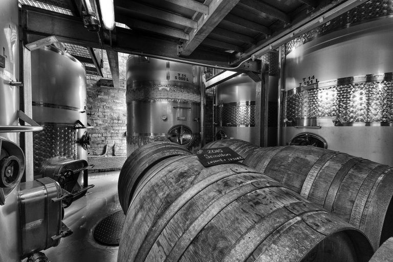 https://mdw-travel-data-us-east-1.s3.amazonaws.com/img/country/South-Africa/Hermanuspietersfontein-Wine-Cellar/img_03.jpg