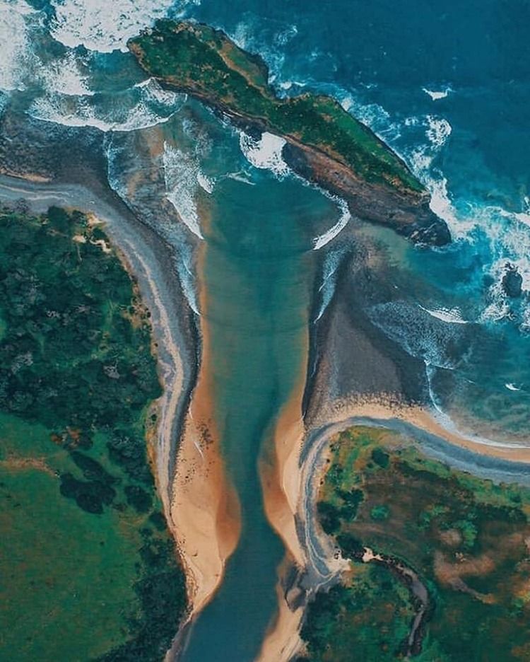 https://mdw-travel-data-us-east-1.s3.amazonaws.com/img/country/South-Africa/Hole-in-the-Wall/img_01.jpg