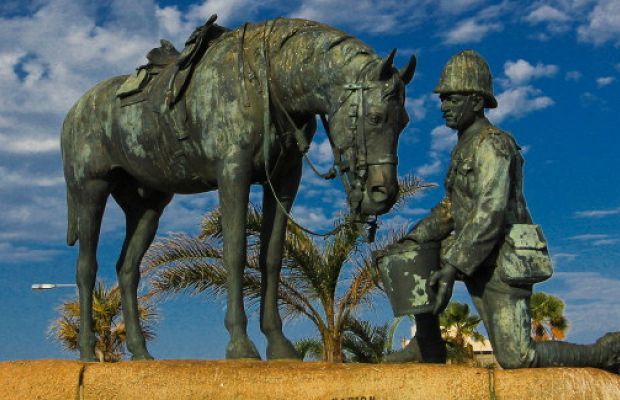 https://mdw-travel-data-us-east-1.s3.amazonaws.com/img/country/South-Africa/Horse-Memorial/img_01.jpg