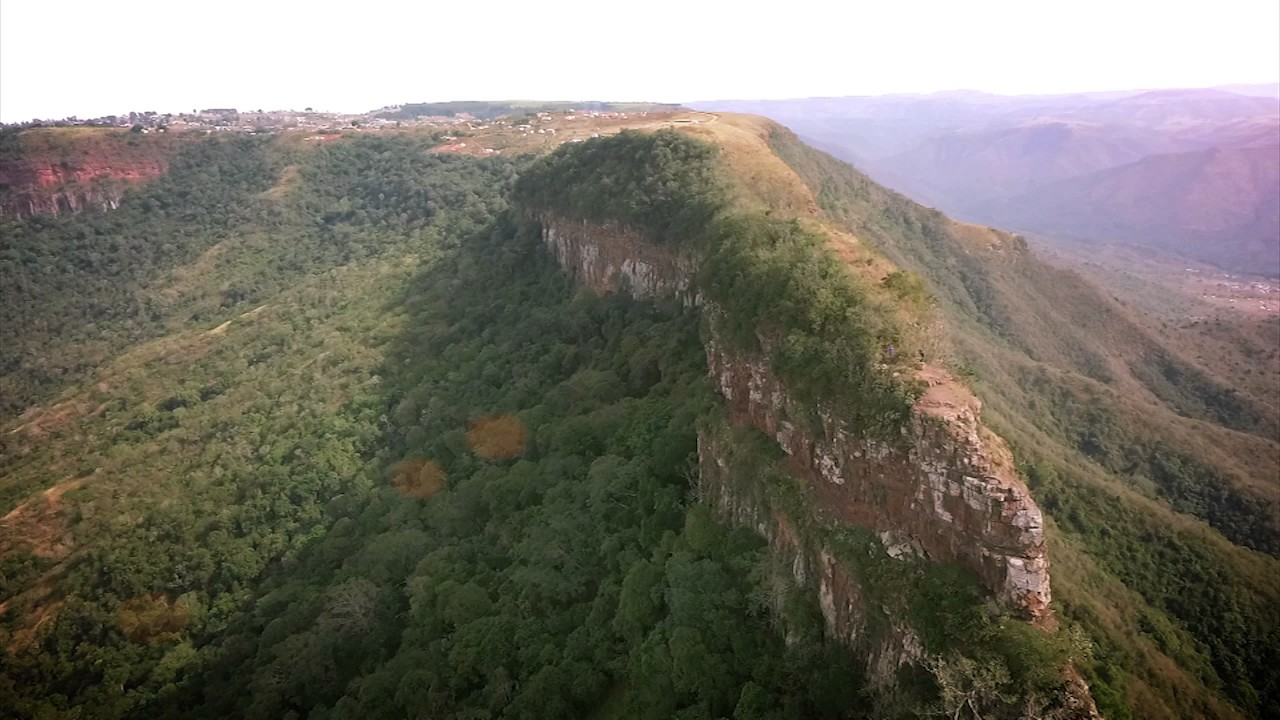 https://mdw-travel-data-us-east-1.s3.amazonaws.com/img/country/South-Africa/Kranskop-Mountain/img_00.jpg