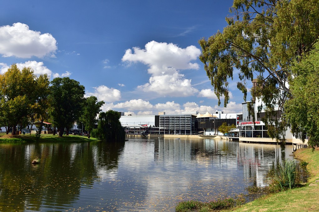 https://mdw-travel-data-us-east-1.s3.amazonaws.com/img/country/South-Africa/Loch-Logan-Waterfront/img_00.jpg