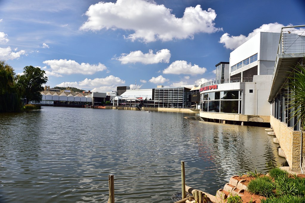 https://mdw-travel-data-us-east-1.s3.amazonaws.com/img/country/South-Africa/Loch-Logan-Waterfront/img_02.jpg