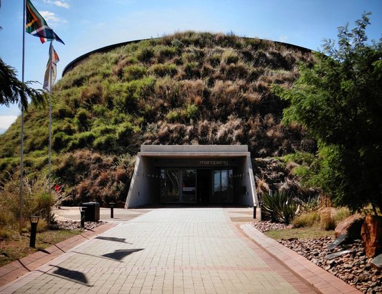 https://mdw-travel-data-us-east-1.s3.amazonaws.com/img/country/South-Africa/Maropeng-Visitor-Centre/img_02.jpg