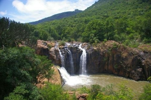 https://mdw-travel-data-us-east-1.s3.amazonaws.com/img/country/South-Africa/Montrose-Falls/img_02.jpg