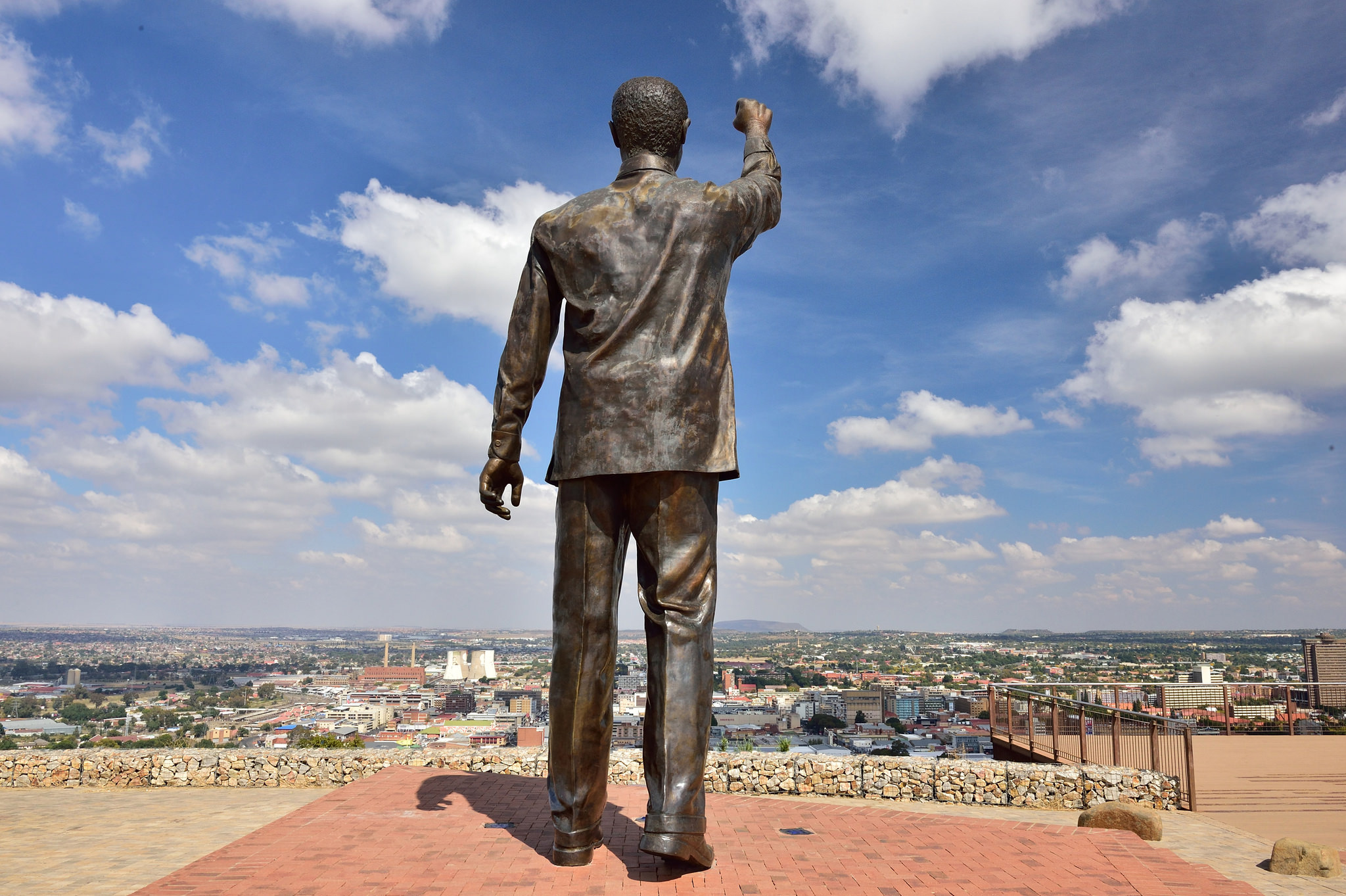 https://mdw-travel-data-us-east-1.s3.amazonaws.com/img/country/South-Africa/Naval-Hill/img_01.jpg