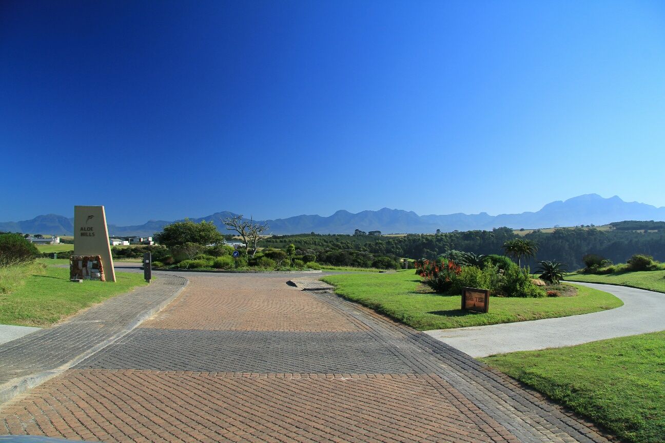 https://mdw-travel-data-us-east-1.s3.amazonaws.com/img/country/South-Africa/Oubaai-Golf-Course/img_03.jpg