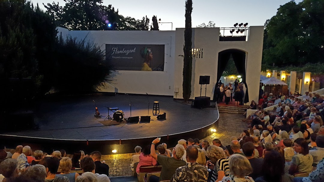 https://mdw-travel-data-us-east-1.s3.amazonaws.com/img/country/South-Africa/Oude-Libertas-Amphitheatre/img_02.jpg