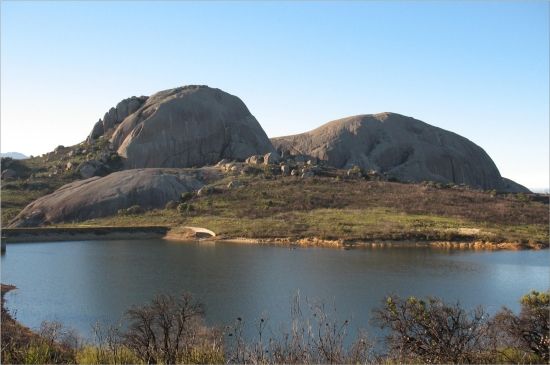 https://mdw-travel-data-us-east-1.s3.amazonaws.com/img/country/South-Africa/Paarl-Rock/img_02.jpg