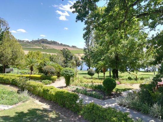 https://mdw-travel-data-us-east-1.s3.amazonaws.com/img/country/South-Africa/Rhebokskloof-Wine-Estate/img_04.jpg