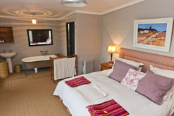 https://mdw-travel-data-us-east-1.s3.amazonaws.com/img/country/South-Africa/Rockwood-Lodges-&-Wedding-Venue/img_03.jpg