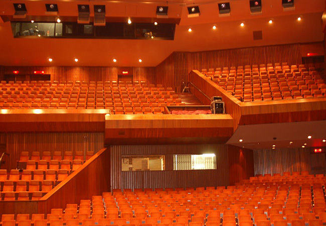 https://mdw-travel-data-us-east-1.s3.amazonaws.com/img/country/South-Africa/Sand-du-Plessis-Theatre/img_00.jpg