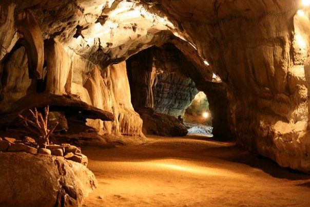 https://mdw-travel-data-us-east-1.s3.amazonaws.com/img/country/South-Africa/Sudwala-Caves/img_00.jpg