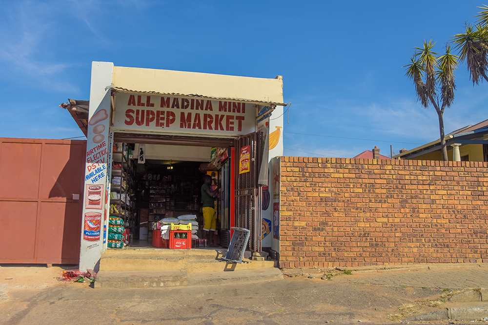 https://mdw-travel-data-us-east-1.s3.amazonaws.com/img/country/South-Africa/The-Burning-Spear-Spaza-Art-Gallery/img_03.jpg