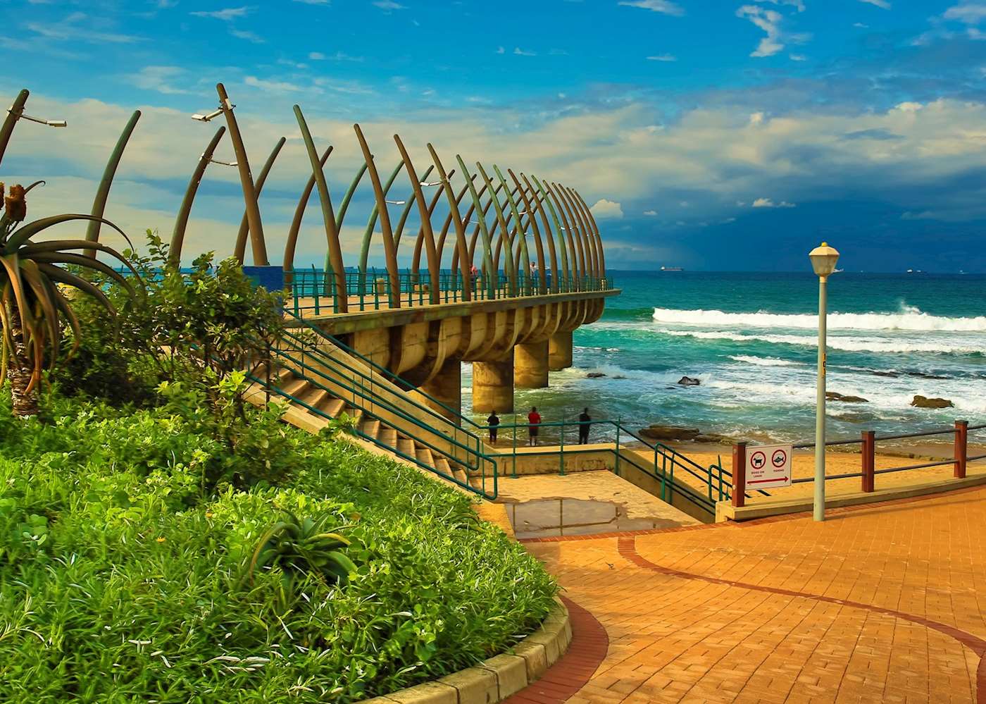 https://mdw-travel-data-us-east-1.s3.amazonaws.com/img/country/South-Africa/Umhlanga-Rocks-Drive/img_01.jpg