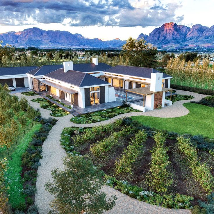 https://mdw-travel-data-us-east-1.s3.amazonaws.com/img/country/South-Africa/Val-de-Vie-Wine-Estate/img_01.jpg