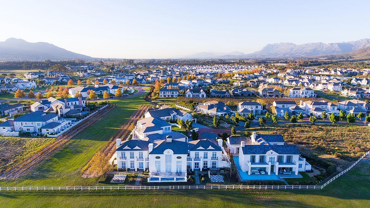 https://mdw-travel-data-us-east-1.s3.amazonaws.com/img/country/South-Africa/Val-de-Vie-Wine-Estate/img_02.jpg
