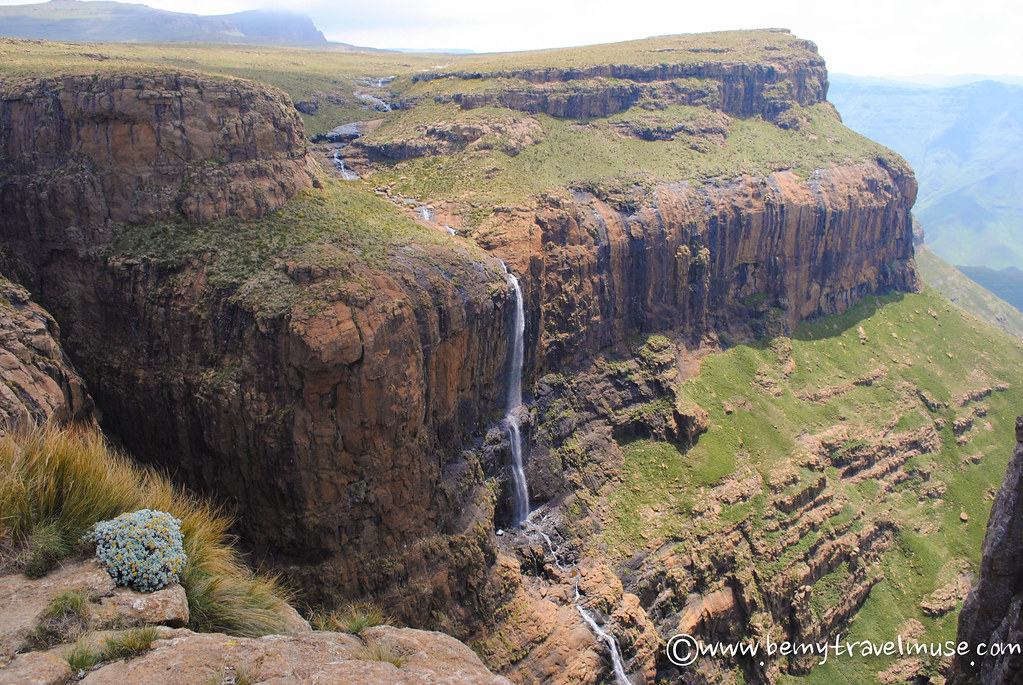 https://mdw-travel-data-us-east-1.s3.amazonaws.com/img/country/South-Africa/Valley-Of-The-Rainbow/img_01.jpg