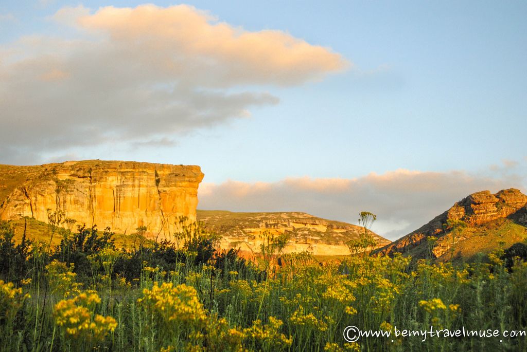 https://mdw-travel-data-us-east-1.s3.amazonaws.com/img/country/South-Africa/Valley-Of-The-Rainbow/img_03.jpg