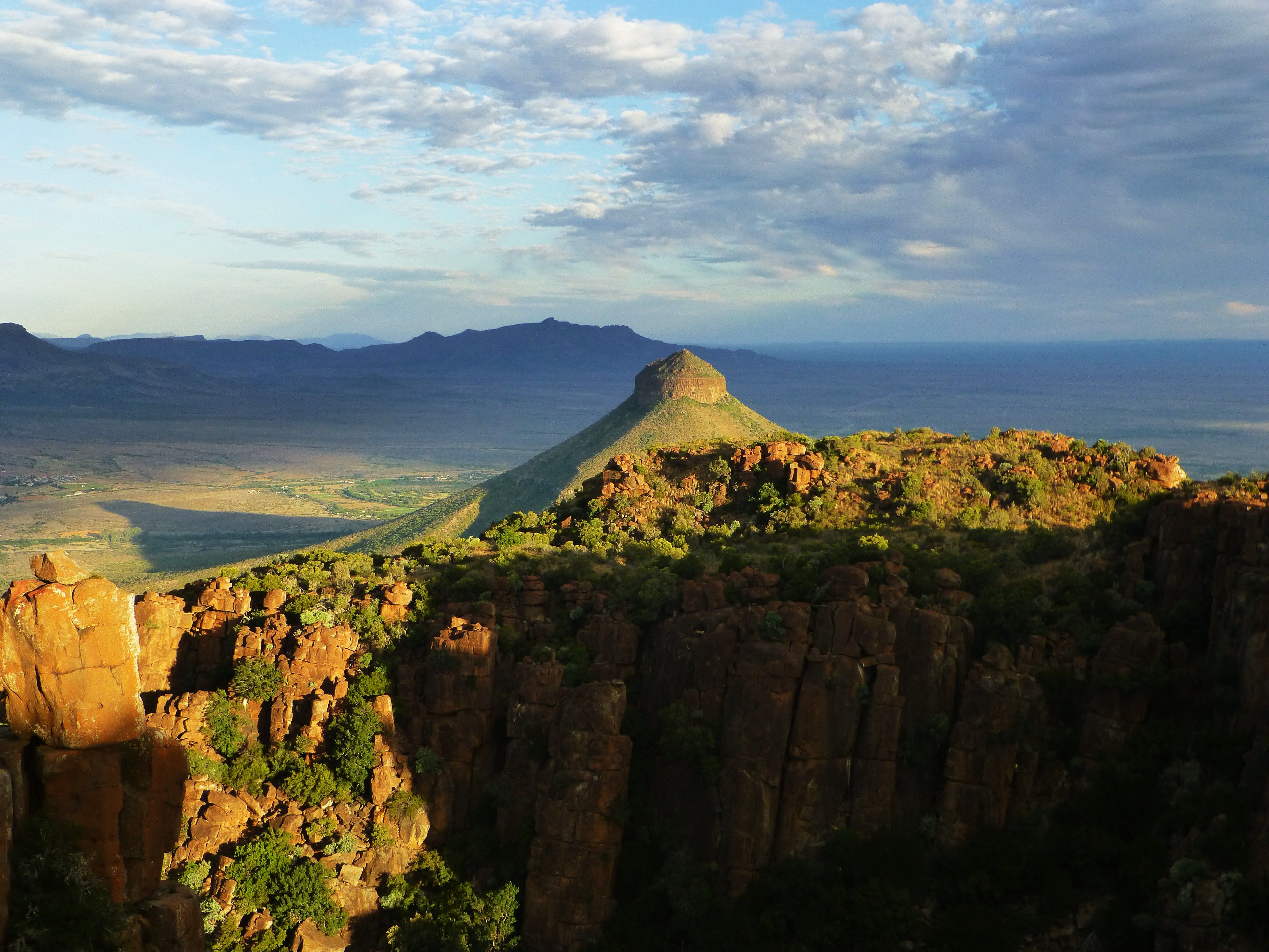 https://mdw-travel-data-us-east-1.s3.amazonaws.com/img/country/South-Africa/Valley-of-Desolation/img_01.jpg