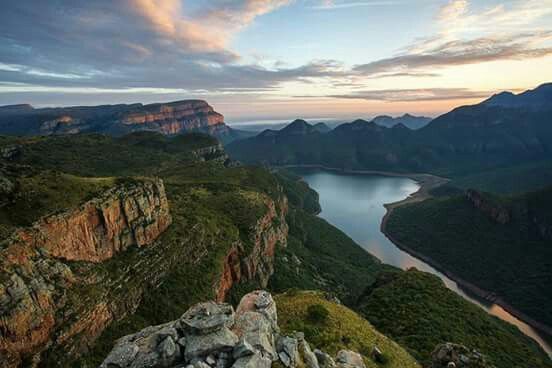 https://mdw-travel-data-us-east-1.s3.amazonaws.com/img/country/South-Africa/Valley-of-a-Thousand-Hills/img_01.jpg