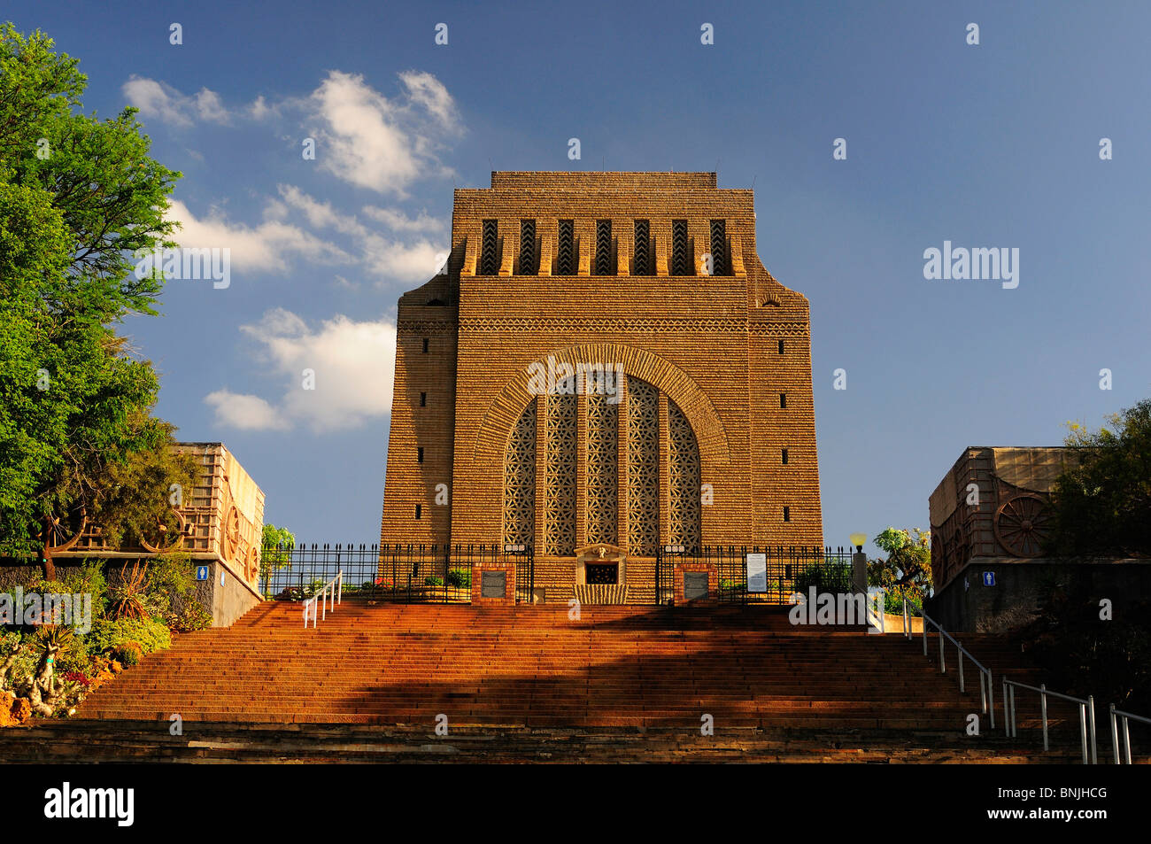 https://mdw-travel-data-us-east-1.s3.amazonaws.com/img/country/South-Africa/Voortrekker-Monument/img_02.jpg